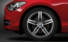 Передняя оптика и оригинальные диски на красном BMW 1 серии